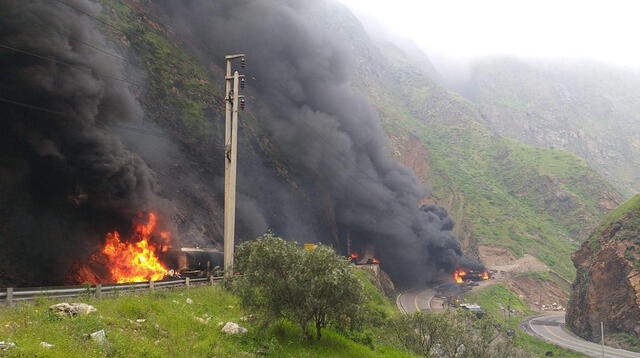 Bomberos están atendiendo la emergencia. Foto: Whatsapp La República