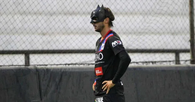 Felucho no tuvo mejor manera de celebrar su gol dedicado a su hijo con la máscara de Batman.