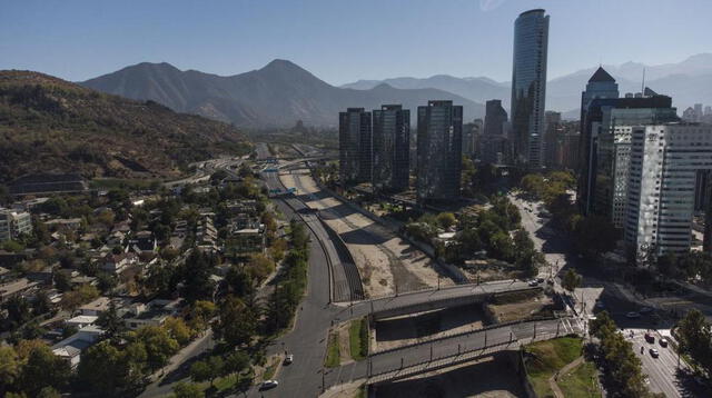 Vista aérea de Santiago en encierro, el 27 de marzo de 2021, en medio de la pandemia de coronavirus COVID-19.