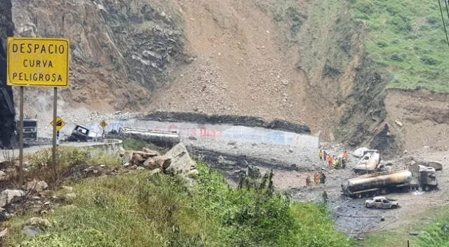 Tramo afectado por explosión de cisternas en la Carretera Central permanecerá cerrado hasta evaluación profunda del cerro, según PNP.