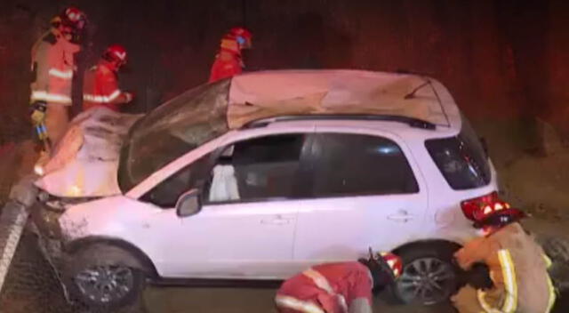 Un accidente se registró en la Costa Verde. Los bomberos acudieron al lugar de los hechos en Barranco.