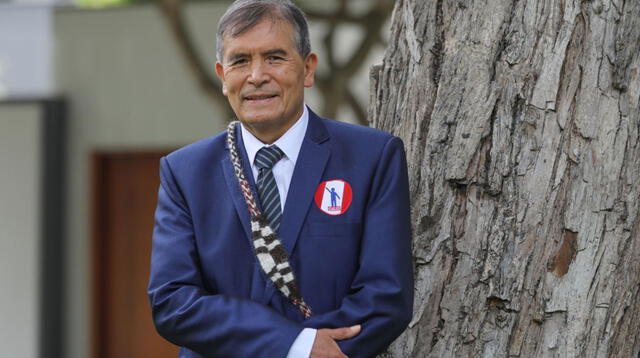Ciro Gálvez, representante del partido Renacimiento Unido Nacional, se presentó en el tercer debate presidencial y mencionó algunas frases en quechua.