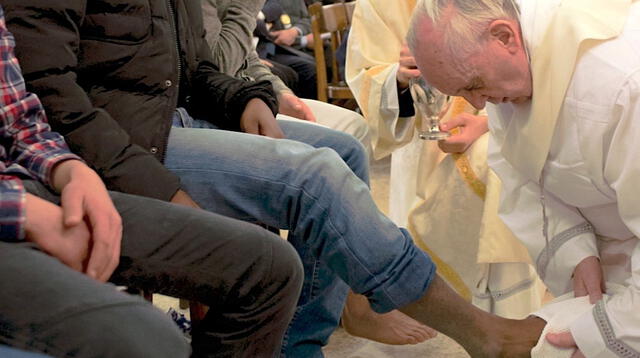 En otros años, el pontífice argentino conmemoró el Jueves Santo en una cárcel y en un centro de refugiados, y lavó los pies a detenidos e inmigrantes.