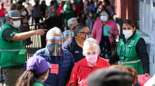 México: Adulta mayor de 81 años fallece en la fila de vacunación contra la COVID-19.