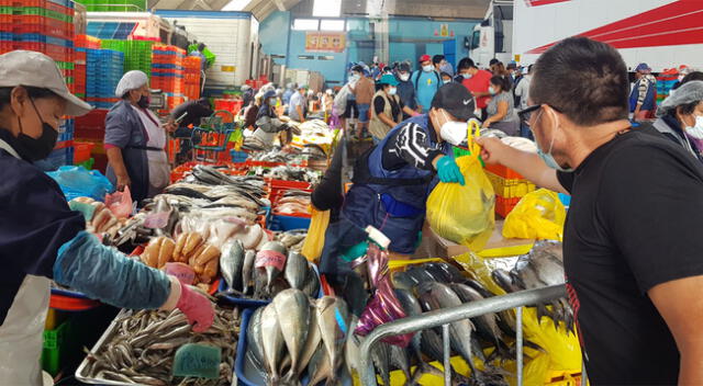Terminal Pesquero de VMT lució abarrotado de compradores por Semana Santa.