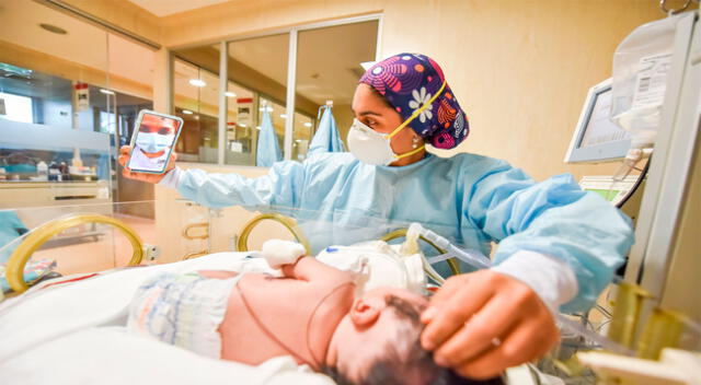 Las enfermeras hacen lo posible para que madre y recién nacido estén conectados. Acá por el teléfono.