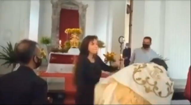Mujer lanza una cachetada a sacerdote durante misa de Semana Santa