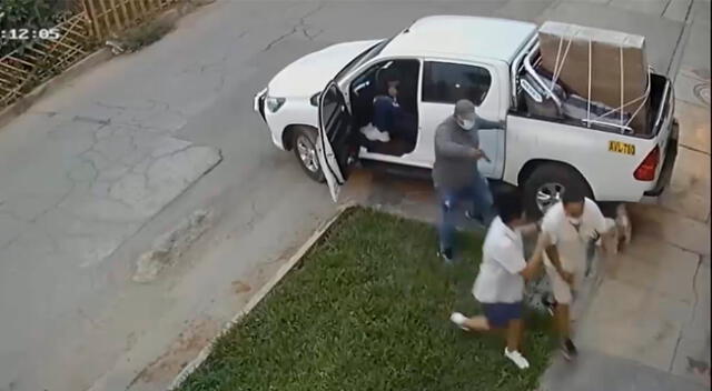 Dos ladrones con armas en mano apuntaron a familiar para robarle camioneta