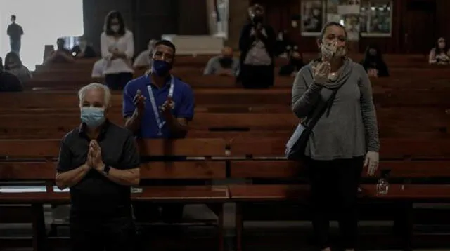 Personas son vistas con tapabocas en una iglesia durante la celebración de una eucaristía en Río de Janeiro, Brasil, en plena pandemia de coronavirus.