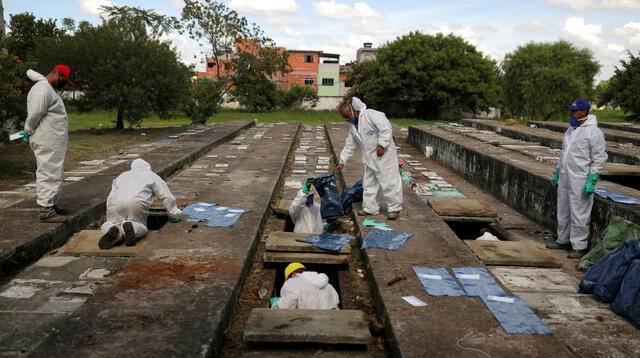 Operarios exhuman tumbas para abrir espacio para los fallecidos por covid-19, Sao Paulo, 1 de abril de 2021.
