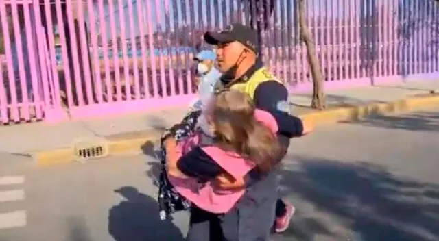 La mujer fue cargada en brazos por policías de tránsito en México.