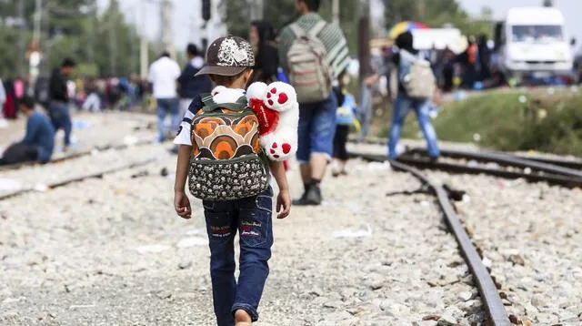 “¿Me puede ayudar? Tengo miedo”: niño migrante pide ayuda a agente tras ser abandonado en frontera de EE. UU.