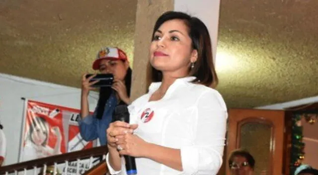 Candidata al Parlamento Andino, Leslye Lazo entregó donativos en Huaycan pese a prohibición