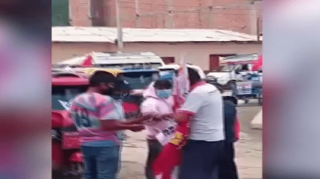 Militante del partido Perú Libre entregó dinero a participantes de caravana en Ayacucho.