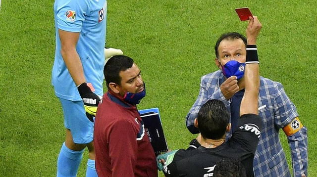 Juan Reynoso vio sorprendido la tarjeta roja en el partido con los Chivas.
