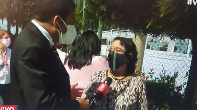 Surco: reportero encuentra a su madre en larga fila de local de votación.