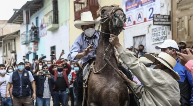 Pedro Castillo casi se cae de caballo al ir a su local de votaciones en Cajamarca [VIDEO]