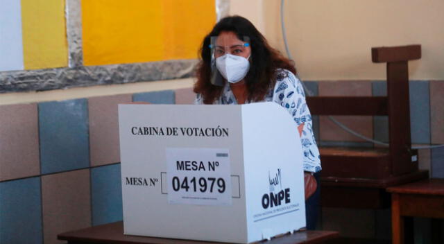 Violeta Bermúdez emitió su voto en colegio de Miraflores.