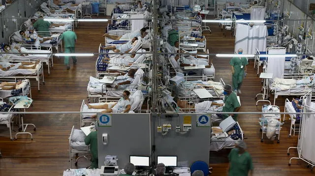 Los pacientes afectados por la COVID-19 permanecen en un hospital de campaña instalado en un gimnasio deportivo, en Santo Andre, estado de Sao Paulo, Brasil.