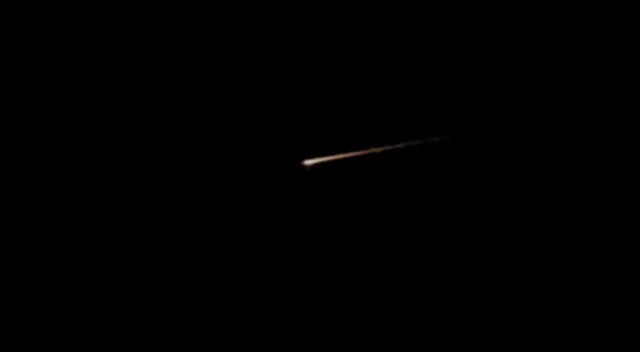 El meteoro es un fenómeno luminoso producido en la alta atmósfera.
