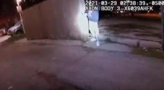 En el video no se muestra que el menor arroja un arma antes de ser disparado por el policía.