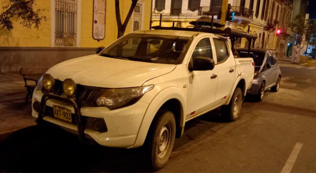 Camioneta robada a trabajadores de empresa de telefonía frente a condominio en la Av. Tomás Valle.