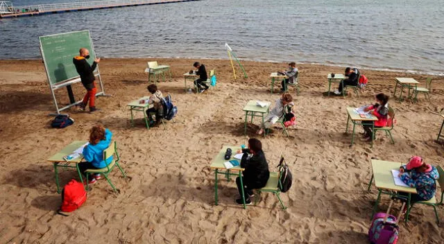 Los profesores comienzan a preparar las clases en la playa a las 8.00 a.m., las clases son distribuidas en ocho y por lecciones de 20 minutos.
