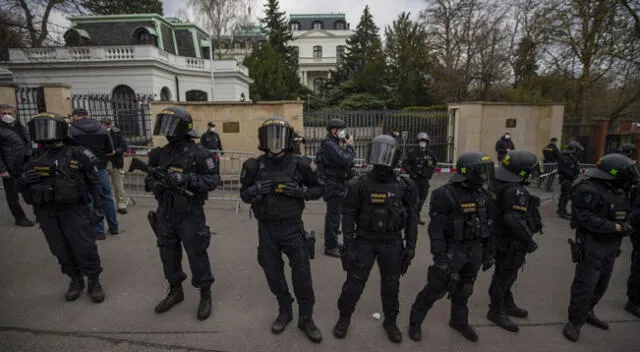 La Policía blinda la embajada rusa en Praga, República Checa.