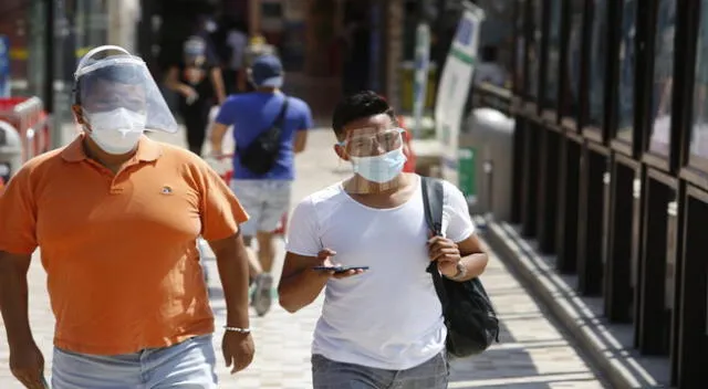 Fiscalizadores supervisan el uso de protector facial en centros comerciales en Lince
