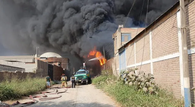 Incendio de gran magnitud consume fábrica en Huachipa.
