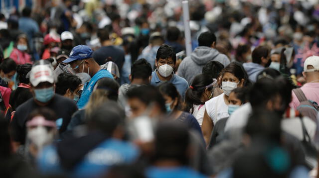 Titular del Minsa atribuye el crecimiento de contagios a una mayor movilidad de las personas en mercados y el transporte público. Foto: La República