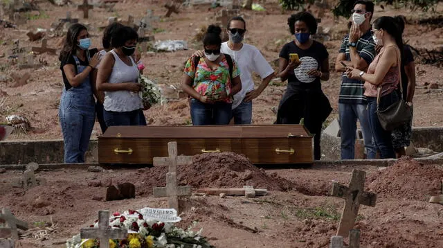 Brasil es el segundo país con más muertes a causa de la COVID-19 en todo el mundo. En la imagen, víctima es enterrada por familiares en un cementerio de Río de Janeiro.