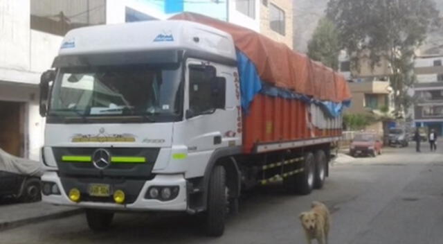 Delicuentes roban camión de carga pesada tras hacerse pasar como clientes.