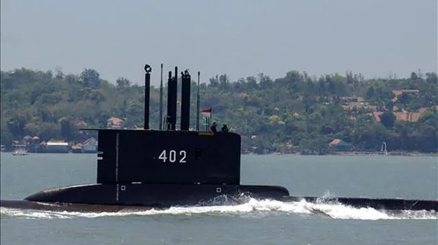 Indonesia confirma que submarino desaparecido con 53 tripulantes se hundió: hallan restos en Bali.