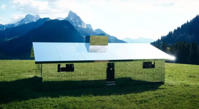 La casa cubierta por espejos está ubicada en los Alpes Suizos.