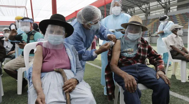 Dosis contra el coronavirus servirán para seguir inmunizando a los adultos mayores, anunció ministro de Salud.