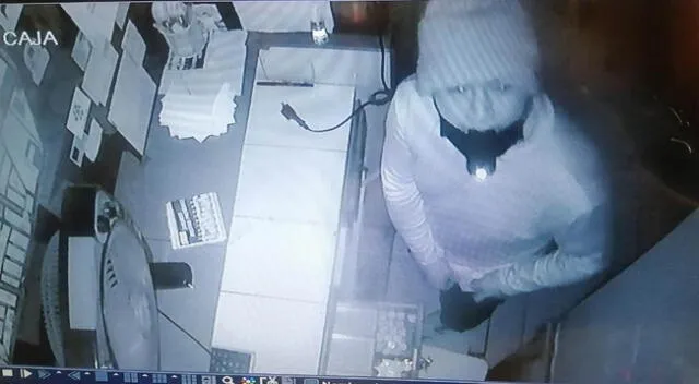 Uno de los delincuentes fue captado por las cámaras de seguridad mientras contaba el dinero de la pollería antes de robarlo.
