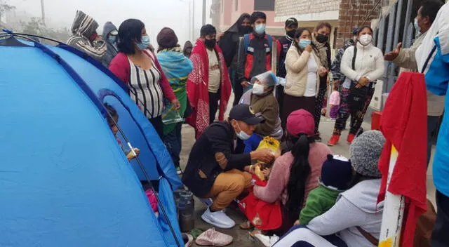 Niños y madres de familia pasaron la noche en la calle luego del desalojo del terreno de Lomo de Corvina, en Villa El Salvador.