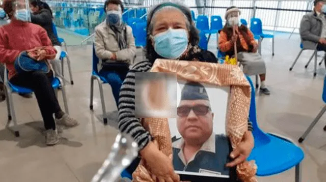 Mujer acude a vacunarse con la foto de su hijo fallecido por COVID-19