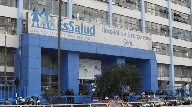 Familia de paciente oncológico denuncia que el  hospital de Emergencias Grau no refiere a adulta mayor a Hospital Almenara desde hace un mes.
