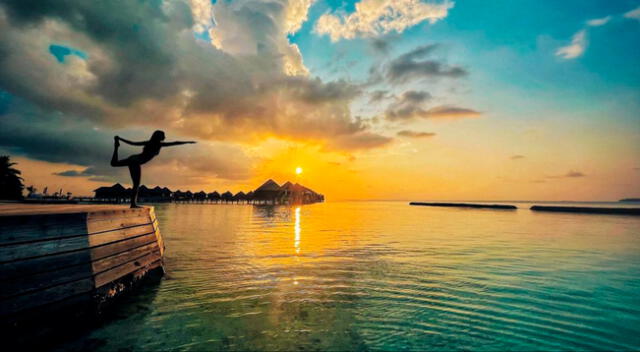 La actriz de Bollywood Shraddha Kapoor haciendo yoga con la puesta del sol en un complejo hotelero en Maldivas.