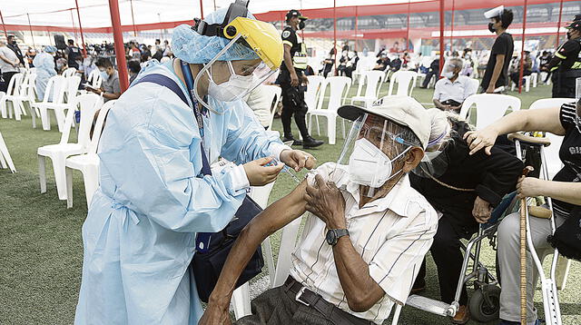 La vacunación a adultos mayores de 70 años demoró en iniciar en el complejo deportivo Ollantaytambo.