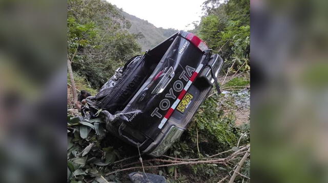 Vehículo cayó a precipicio  de casi 100 metros de profundidad.