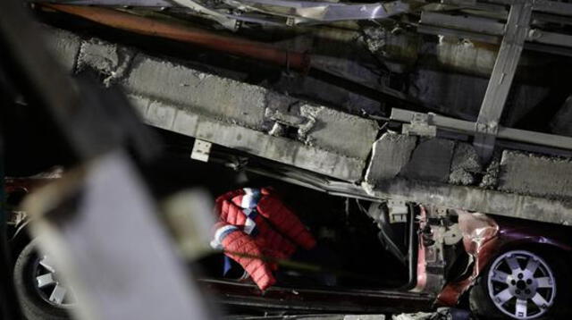 México: conductor sobrevive de milagro luego que estructura del Metro de CDMX cayera sobre su vehículo.