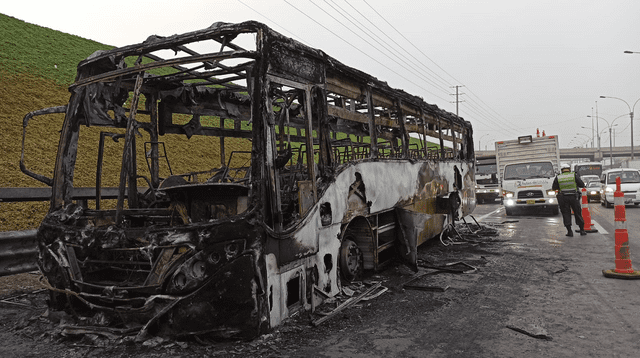 Alrededor de las 5 a. m. se registró el incendio de un bus en la Panamericana Norte.