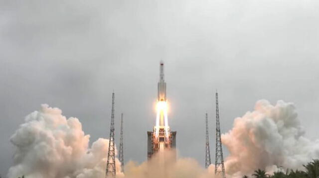 Despegue del cohete Long March 5B, impulsor del primer módulo que conformará la estación espacial de China. Foto: CCTV