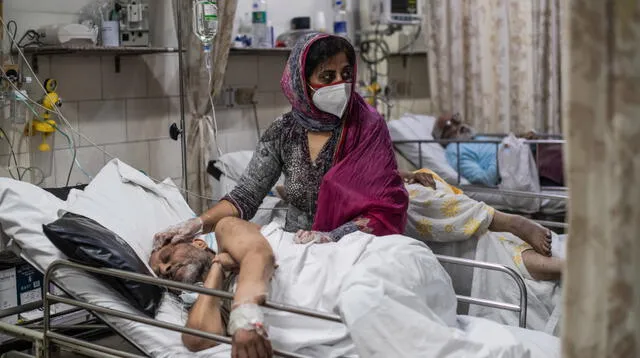 La India ha vuelto ha batir récord con 412.432 nuevos casos y 3.980 muertes en solo 24 horas, según cifras oficiales de la Universidad Johns Hopkins.