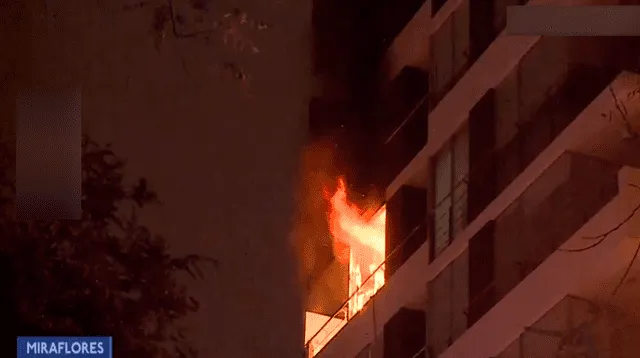 Incendio consume parte de un departamento en Miraflores