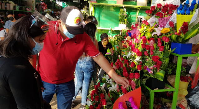 Flores han incrementado su precio debido al Día de la Madre. Decenas de ciudadanos se dieron cita en el Mercado de Flores para adquirir los arreglos.
