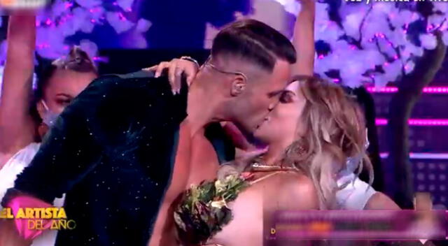 Fabio Agostini y Paula Manzanal sorprendieron con beso.